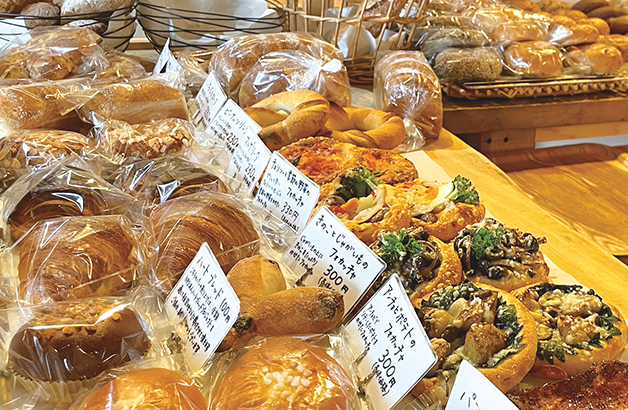 国産小麦や地元の食材を使った香り豊かなパンが50～70種類も並びます。