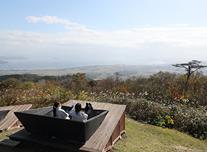 眼下に広がるのは日本一の広さを誇る琵琶湖
