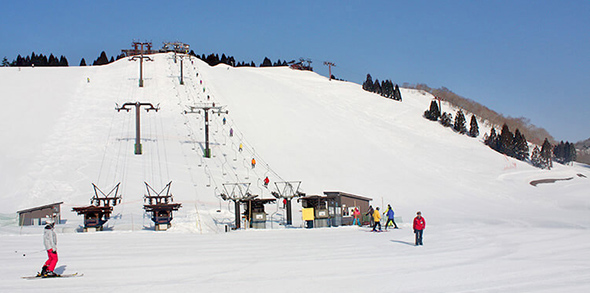 アクセス便利でゲレンデから琵琶湖を眺められる人気のスキー場