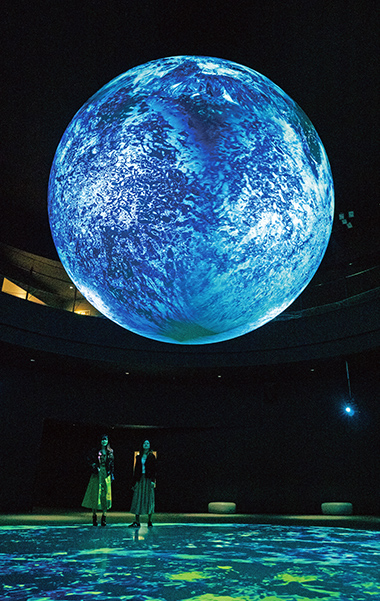 直径5mの球体を使った神秘的な光と映像のアート