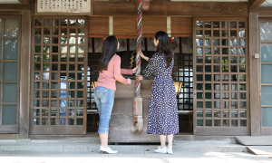 藤白神社の境内で手を合わす2人