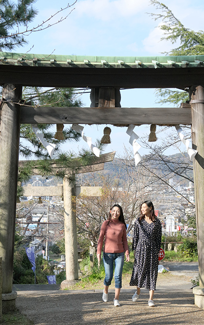藤白神社の境内を散策する2人