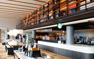 書店とカフェを併設。書店には文具や雑貨、和歌山の物産も
