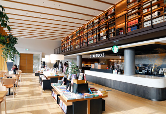 書店とカフェを併設。書店には文具や雑貨、和歌山の物産も