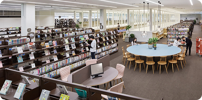小説や実用書、漫画、ラノベなどを揃えた一般的な図書館フロア。