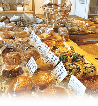 国産小麦や地元の食材を使った香り豊かなパンが50～70種類も並びます。
