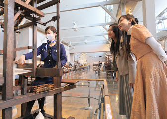 「豊田式木製人力織機（1890年発明・複製）」での実演。