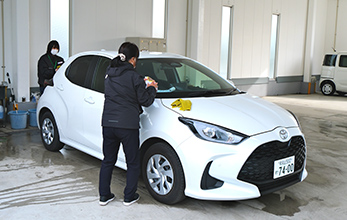 大きな屋根の下に置ける台数が増えて、洗車の効率がUP