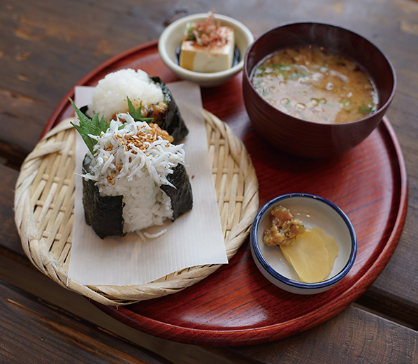 有田や御坊のお米をかまど炊きしたご飯でふっくらと握るおむすび。