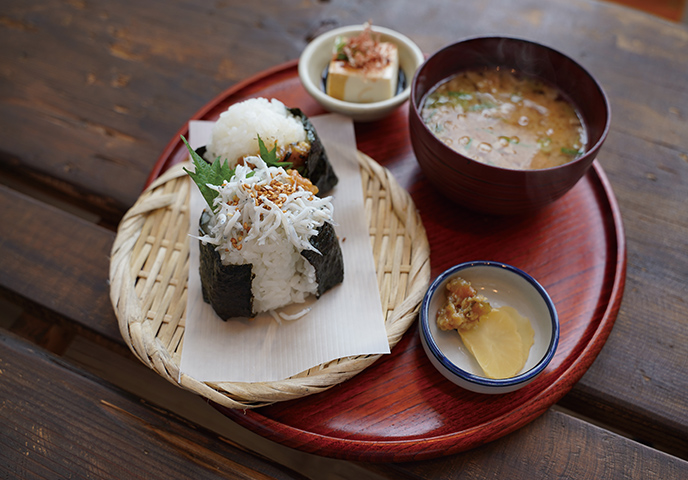 有田や御坊のお米をかまど炊きしたご飯でふっくらと握るおむすび。